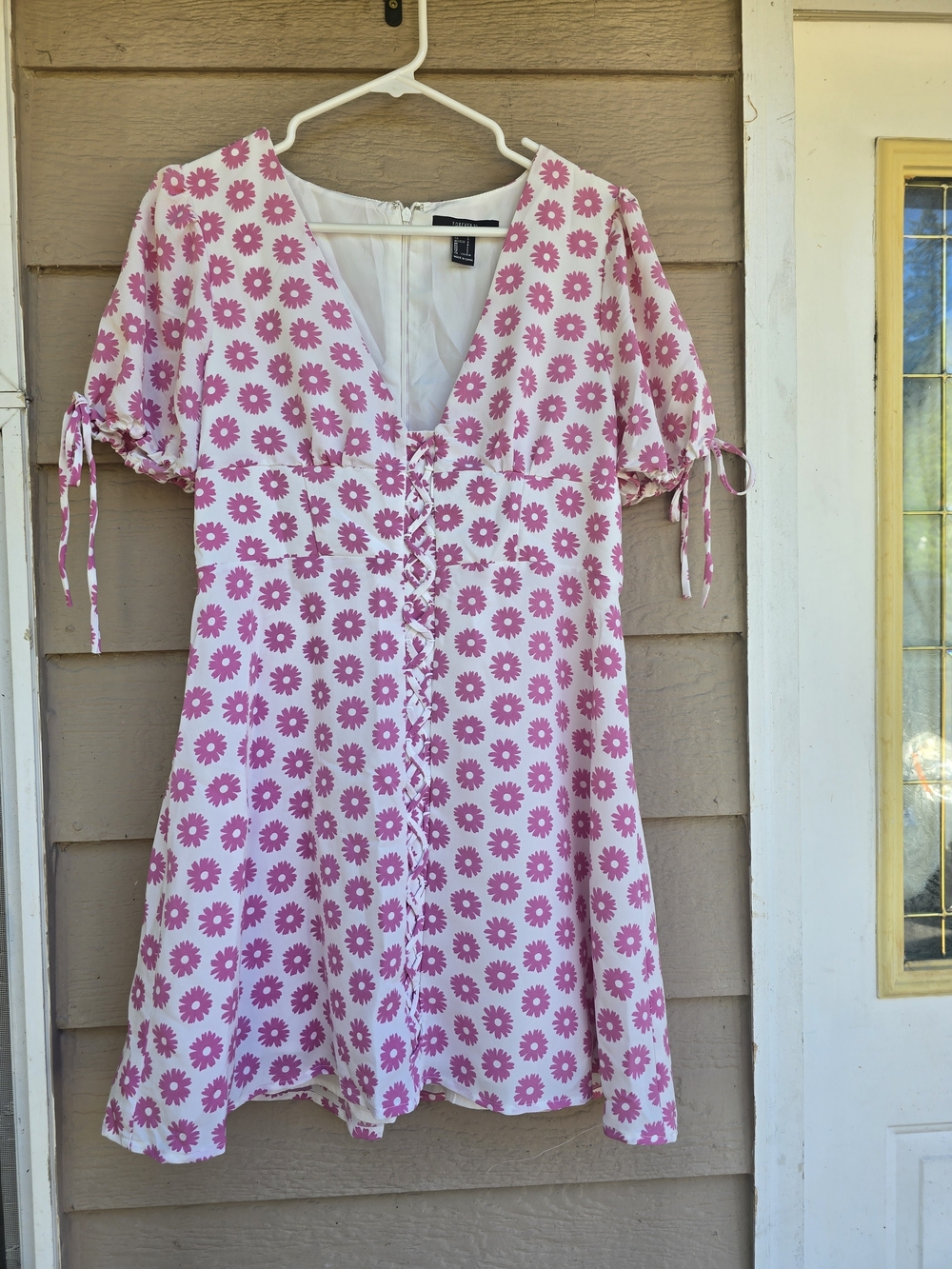 NWOT Forever 21 Retro White Dress with Pink Daisy Print - Large